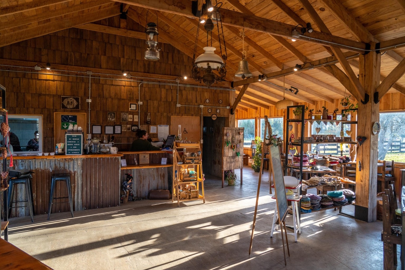Interior de Galpón Nochaco, con estructura de madera y luz natural